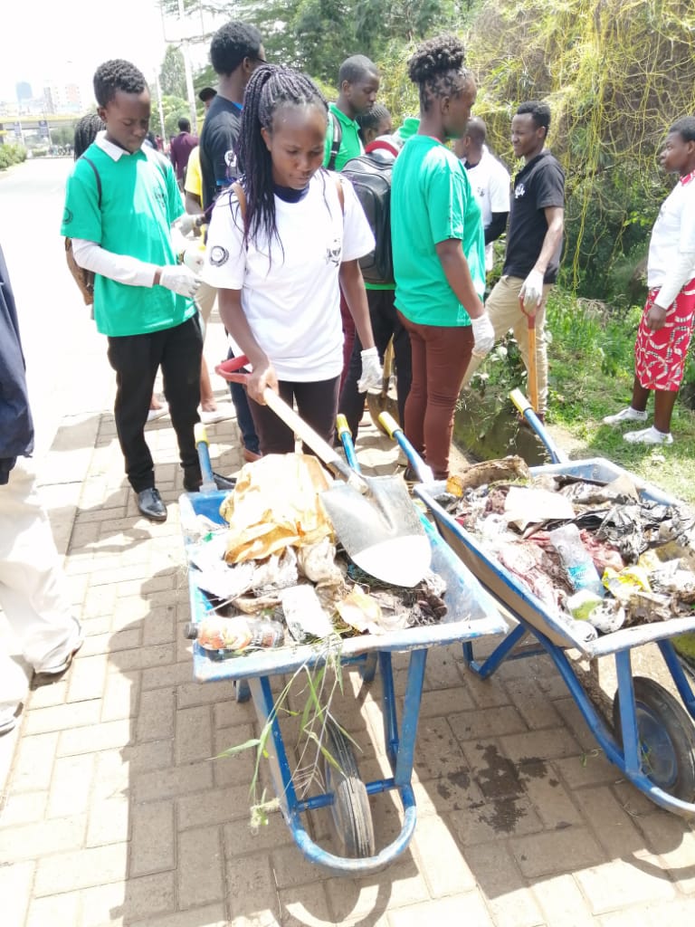 Meteorology students from Dept UoN clean-up exercise at Globe